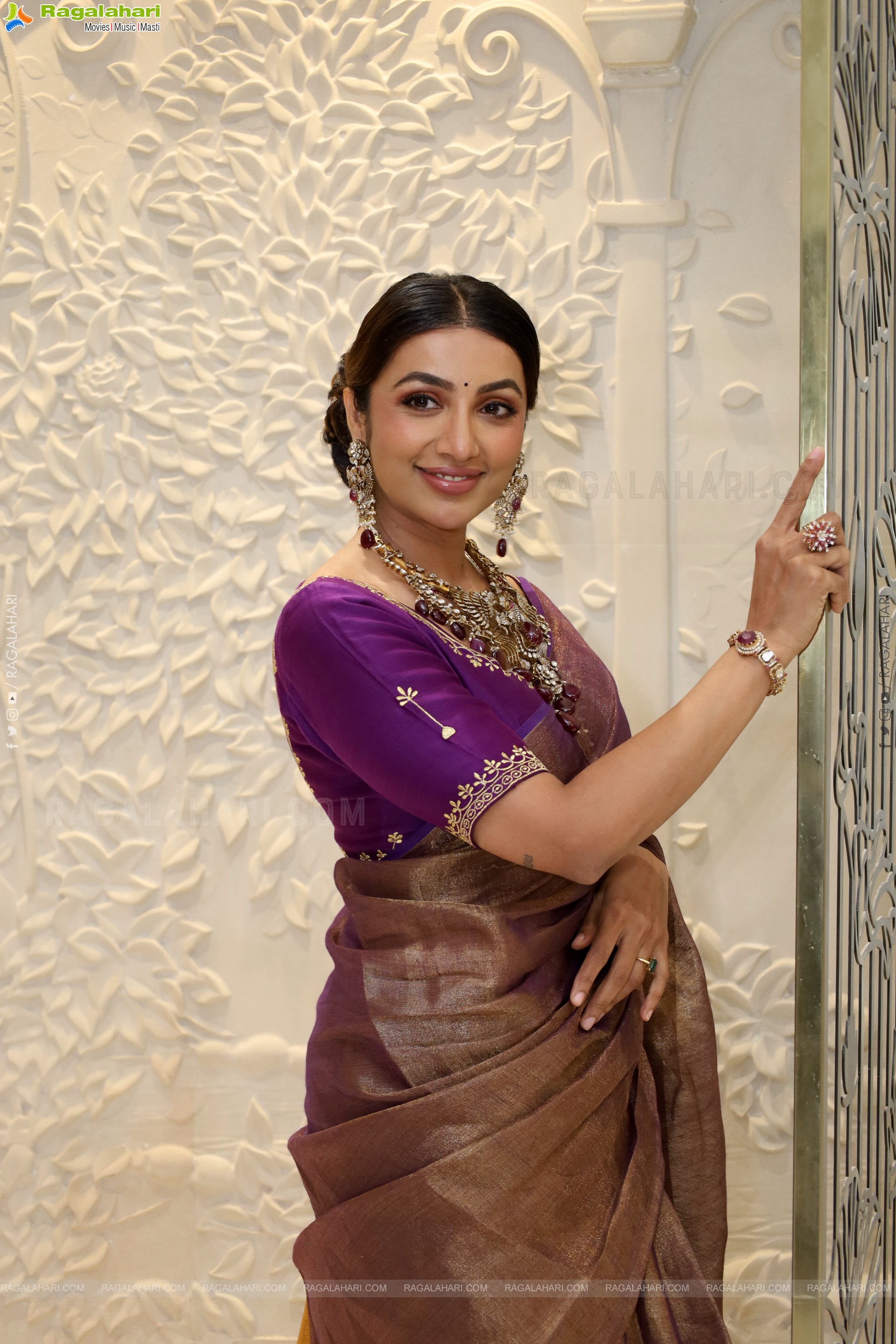 Tejaswi Madivada Poses with Traditional Jewellery, HD Gallery