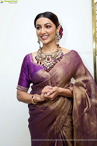Tejaswi Madivada Poses with Traditional Jewellery