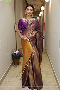 Tejaswi Madivada Poses with Traditional Jewellery