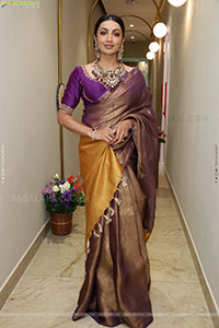 Tejaswi Madivada Poses with Traditional Jewellery