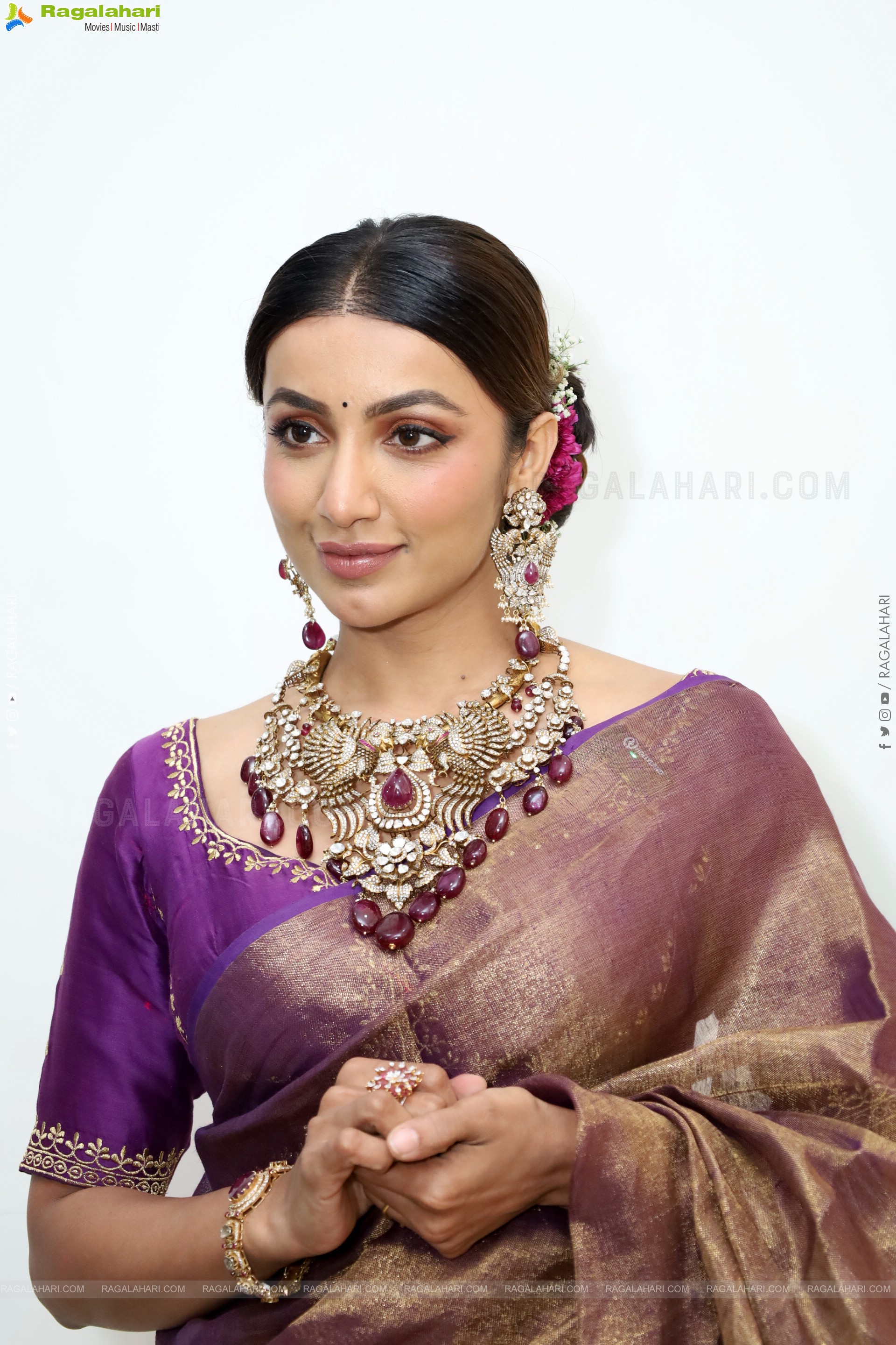 Tejaswi Madivada Poses with Traditional Jewellery, HD Gallery