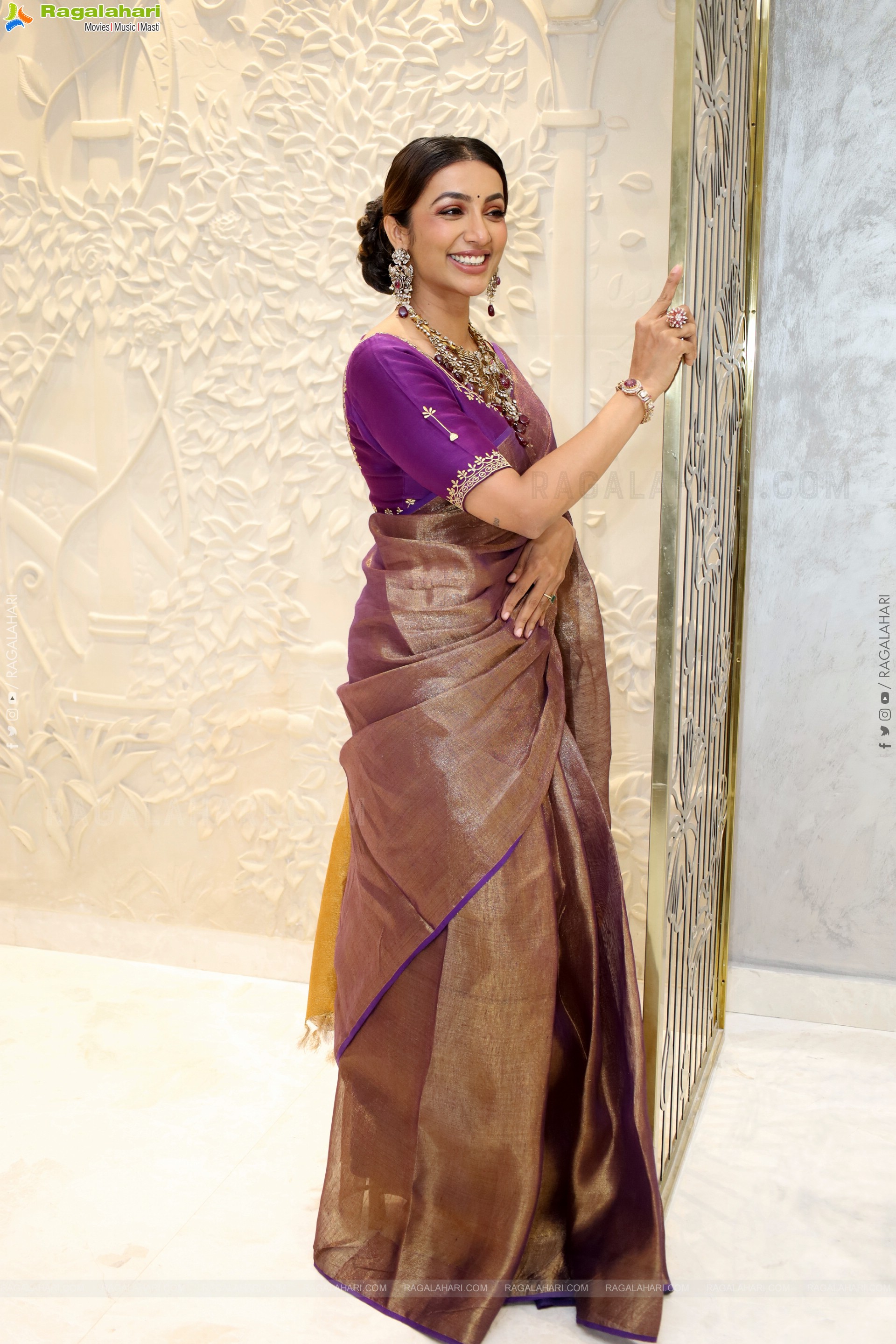 Tejaswi Madivada Poses with Traditional Jewellery, HD Gallery