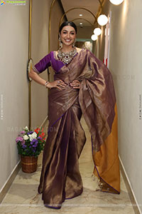 Tejaswi Madivada Poses with Traditional Jewellery