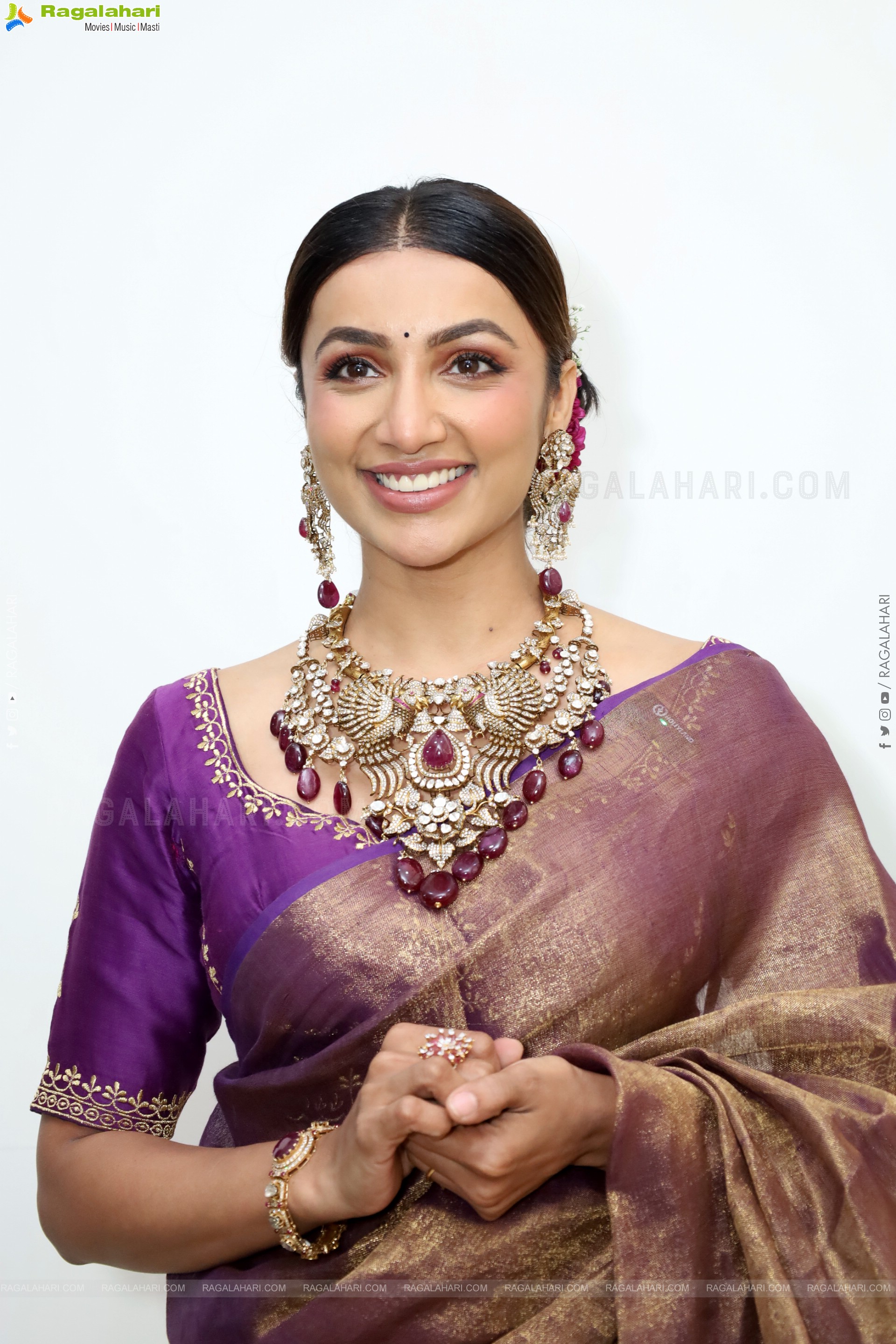Tejaswi Madivada Poses with Traditional Jewellery, HD Gallery