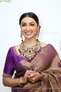 Tejaswi Madivada Poses with Traditional Jewellery