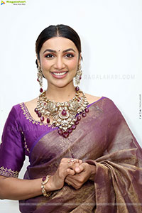 Tejaswi Madivada Poses with Traditional Jewellery