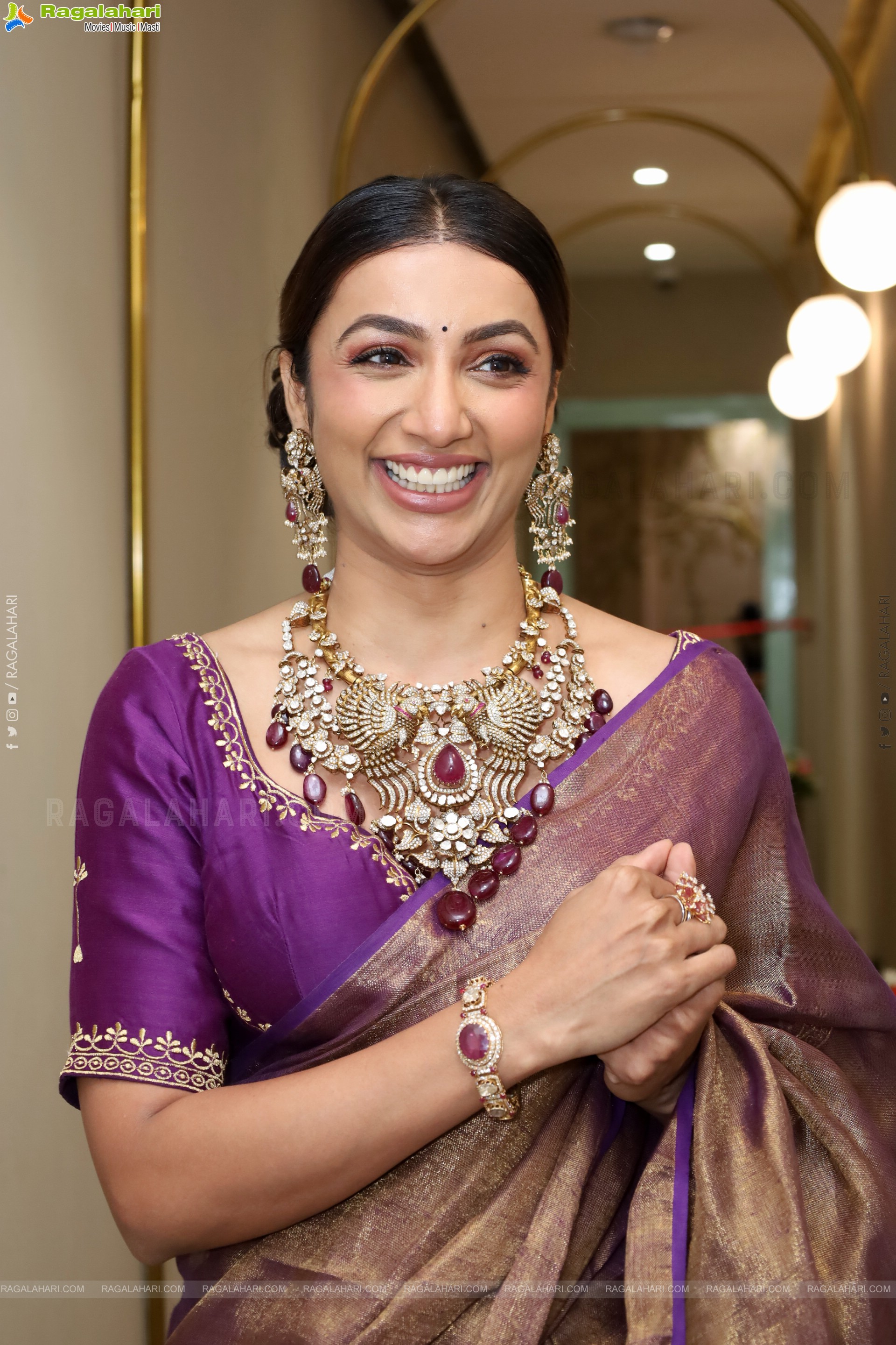 Tejaswi Madivada Poses with Traditional Jewellery, HD Gallery