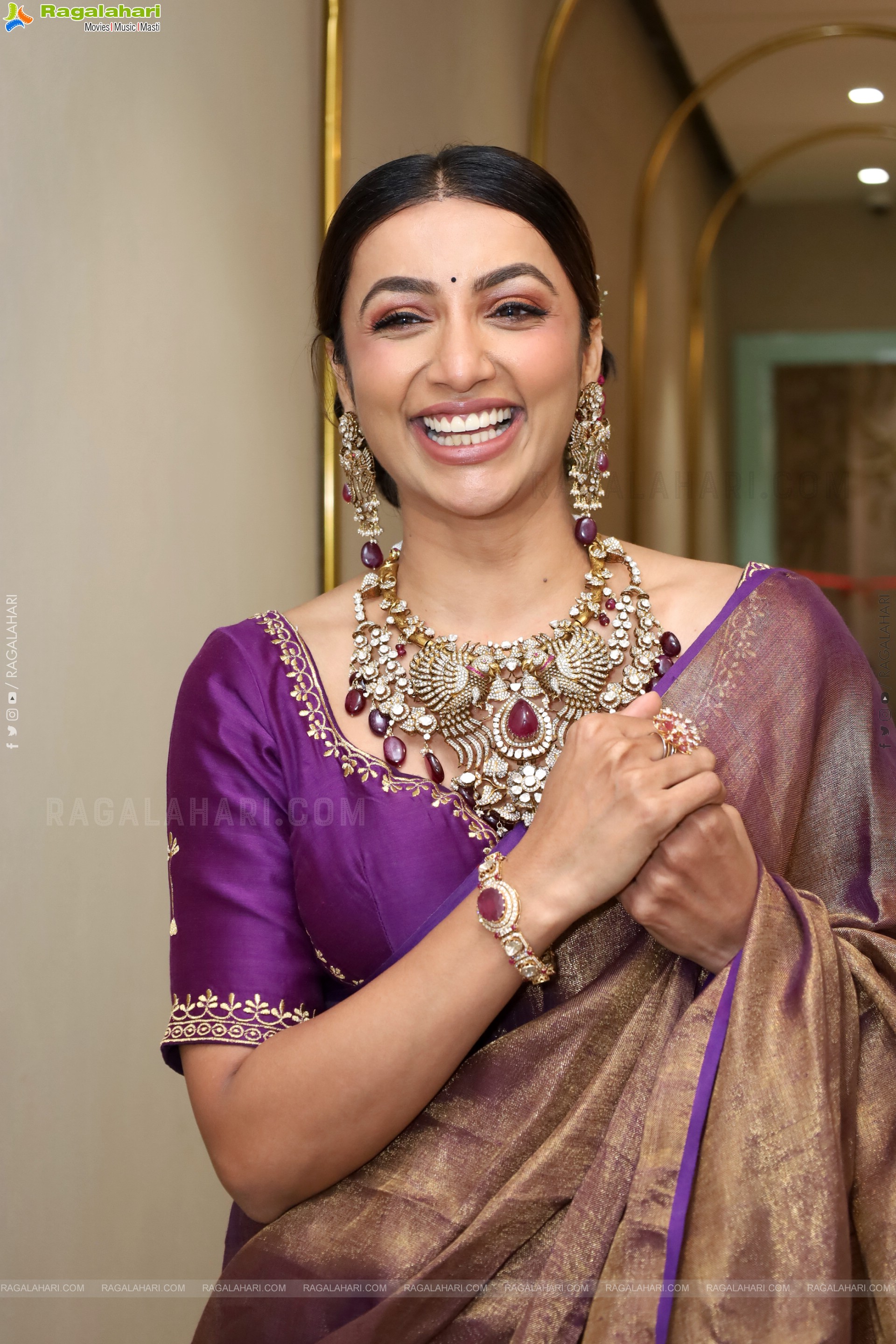 Tejaswi Madivada Poses with Traditional Jewellery, HD Gallery