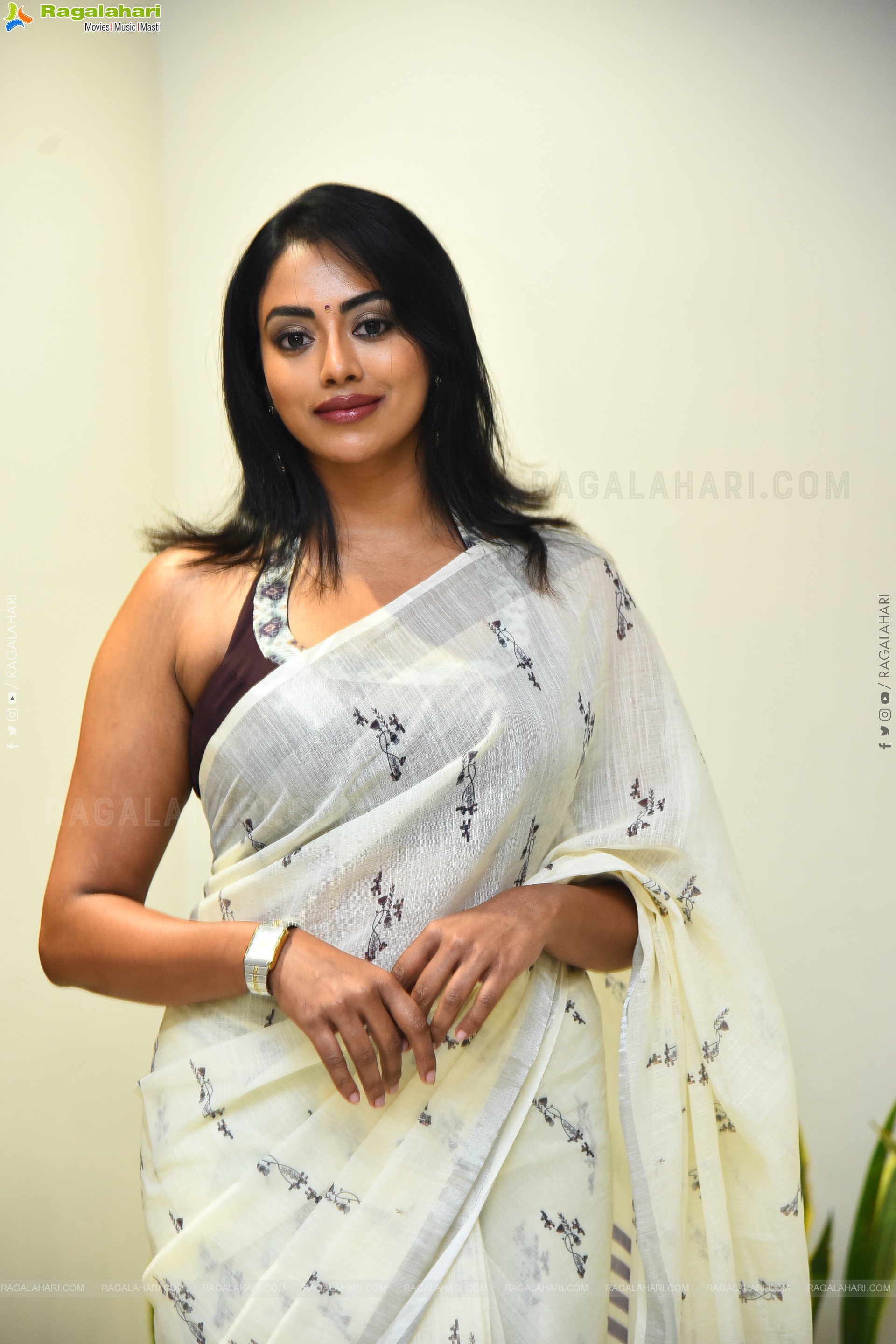 Kamakshi Bhaskarla stills in Organza White Linen Saree, HD Gallery