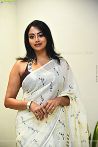 Kamakshi Bhaskarla Glam stills in Organza White Linen Saree