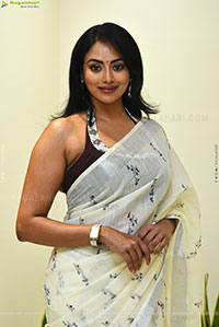 Kamakshi Bhaskarla Glam stills in Organza White Linen Saree