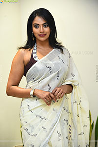 Kamakshi Bhaskarla Glam stills in Organza White Linen Saree