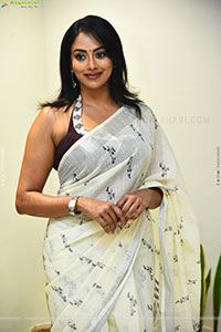 Kamakshi Bhaskarla Glam stills in Organza White Linen Saree