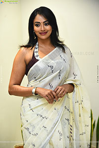 Kamakshi Bhaskarla Glam stills in Organza White Linen Saree