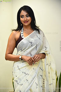 Kamakshi Bhaskarla Glam stills in Organza White Linen Saree