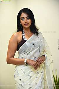 Kamakshi Bhaskarla Glam stills in Organza White Linen Saree