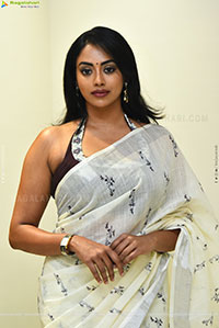 Kamakshi Bhaskarla Glam stills in Organza White Linen Saree