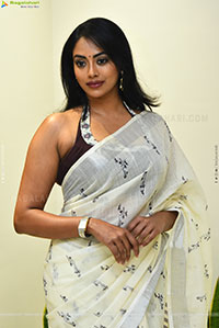 Kamakshi Bhaskarla Glam stills in Organza White Linen Saree