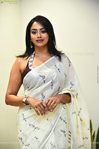 Kamakshi Bhaskarla Glam stills in Organza White Linen Saree
