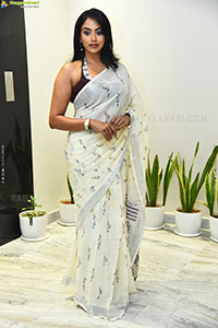 Kamakshi Bhaskarla Glam stills in Organza White Linen Saree