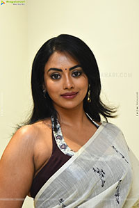 Kamakshi Bhaskarla Glam stills in Organza White Linen Saree