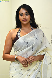 Kamakshi Bhaskarla Glam stills in Organza White Linen Saree