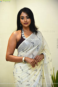 Kamakshi Bhaskarla Glam stills in Organza White Linen Saree
