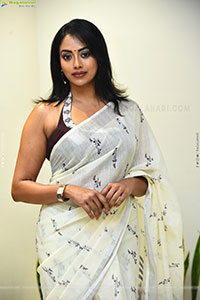 Kamakshi Bhaskarla Glam stills in Organza White Linen Saree