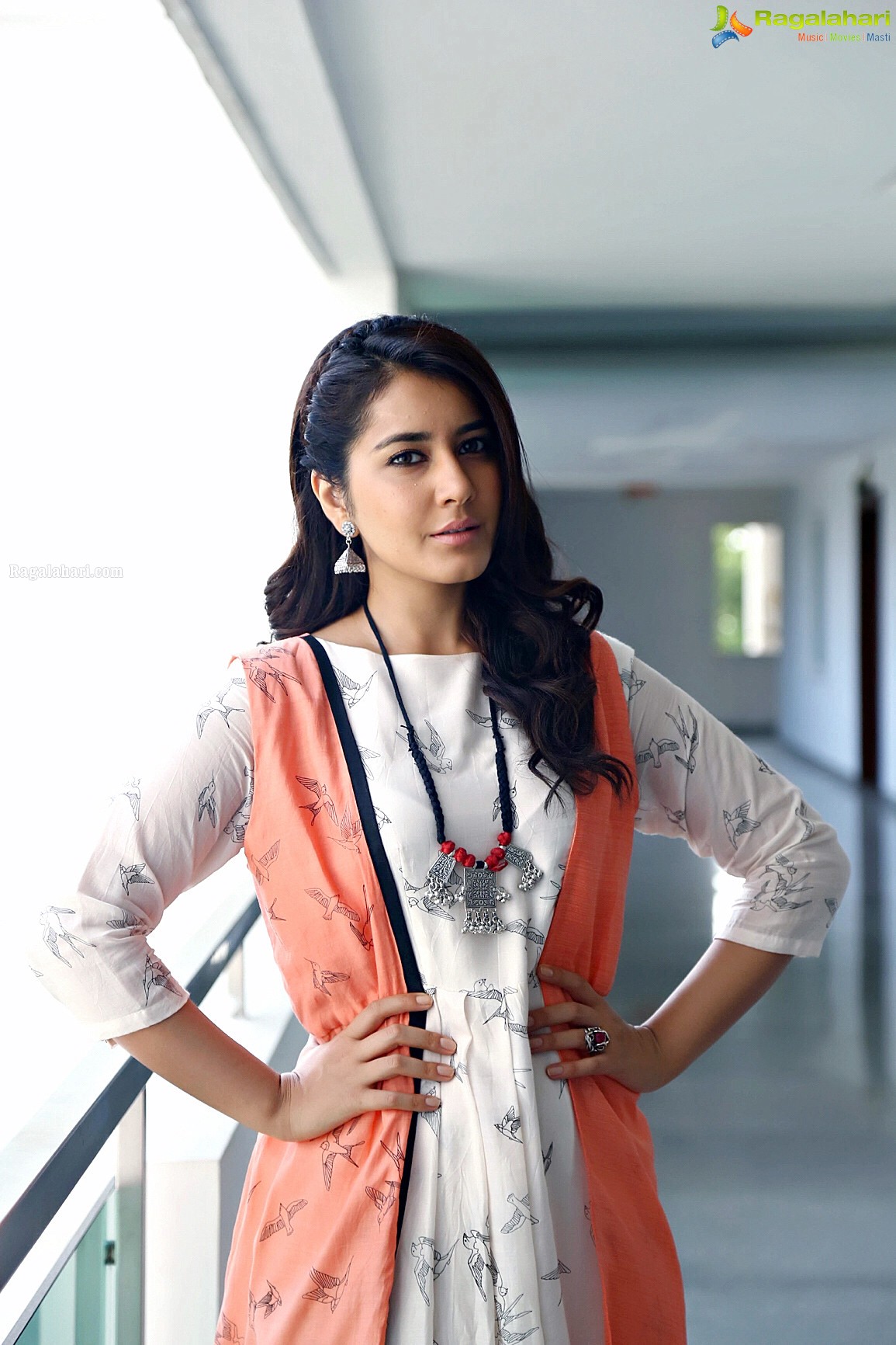 Beautiful Actress Raashi Khanna Photos