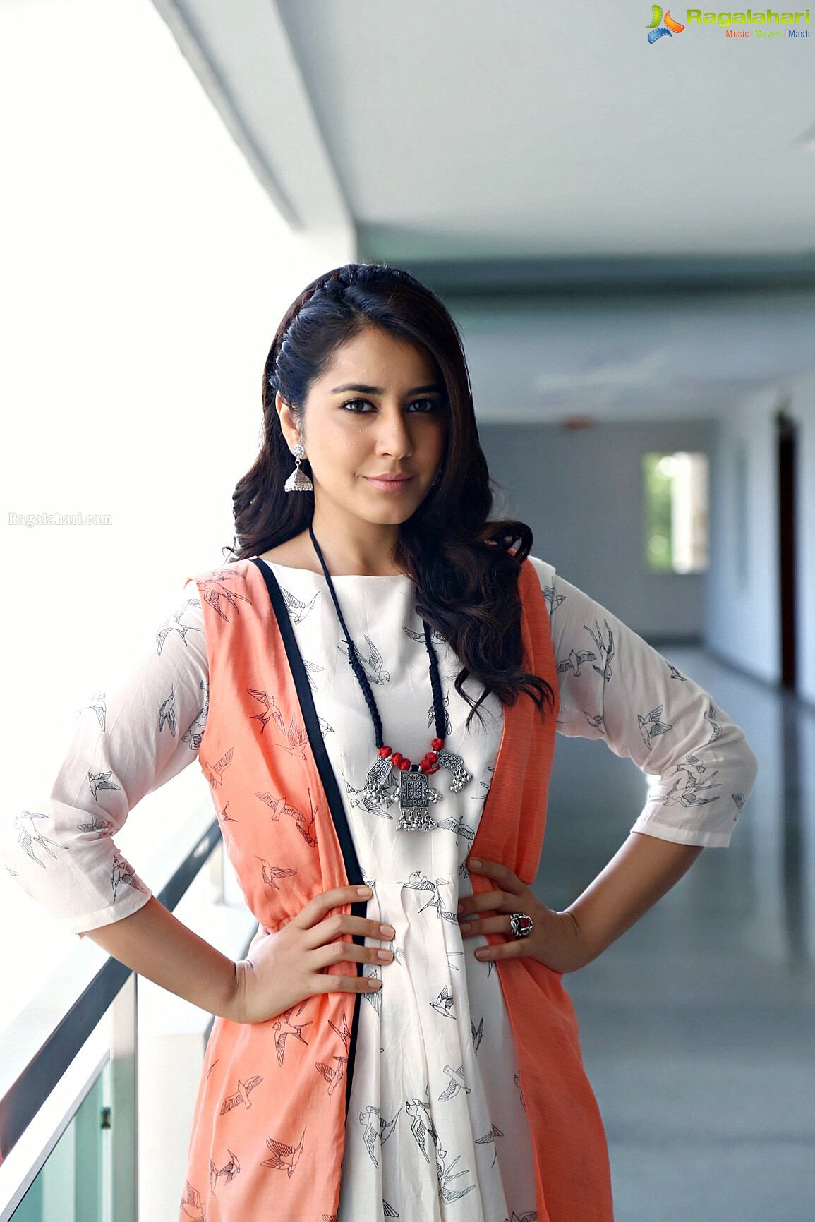 Beautiful Actress Raashi Khanna Photos