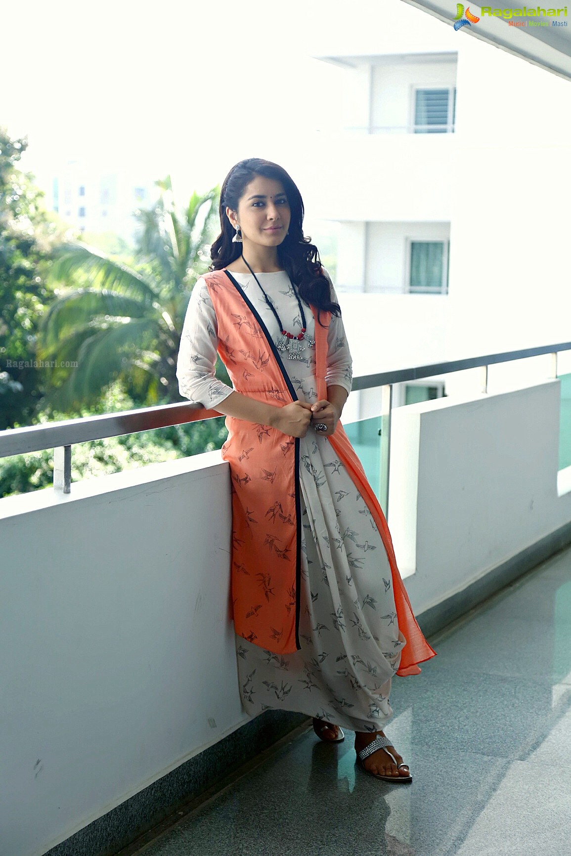 Beautiful Actress Raashi Khanna Photos