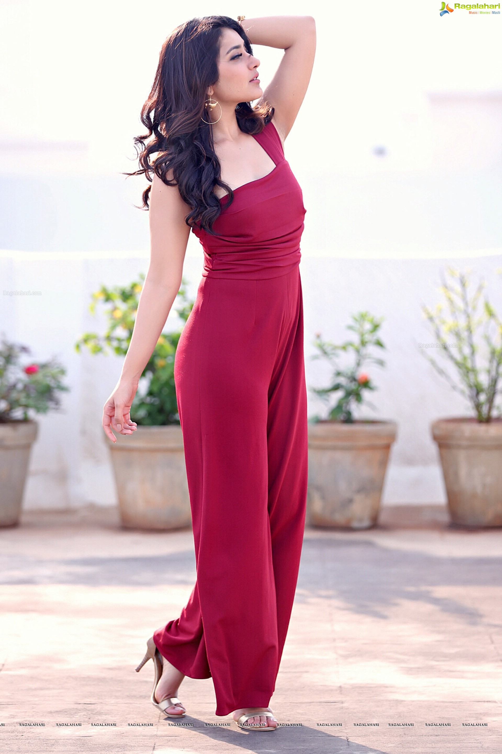 Beautiful Actress Raashi Khanna Photos