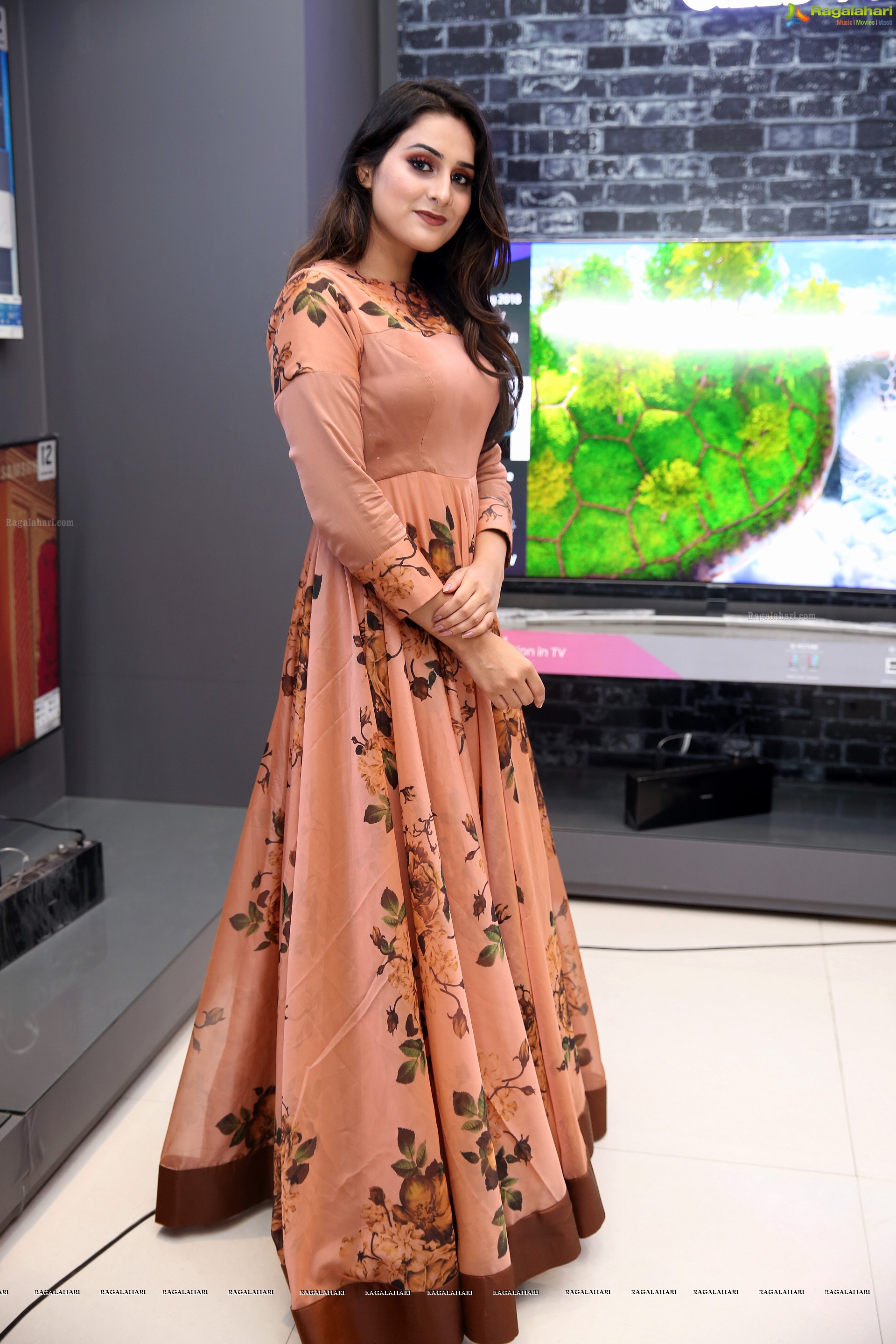 Nikitha Chaturvedi at Bajaj Electronics  (High Definition Photos)