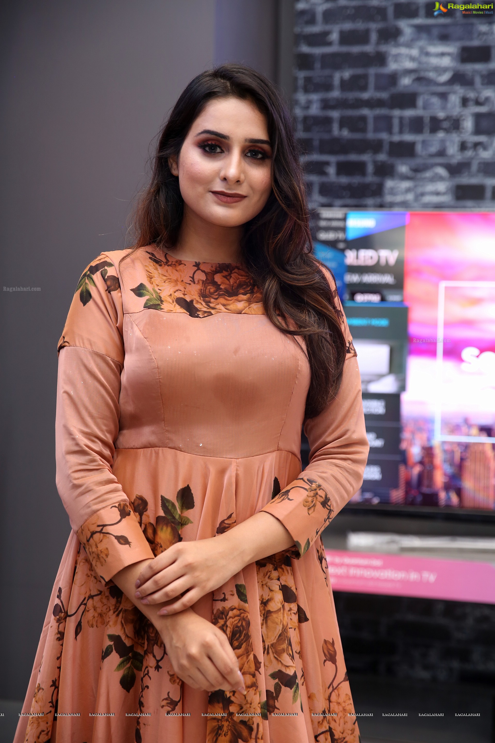 Nikitha Chaturvedi at Bajaj Electronics  (High Definition Photos)