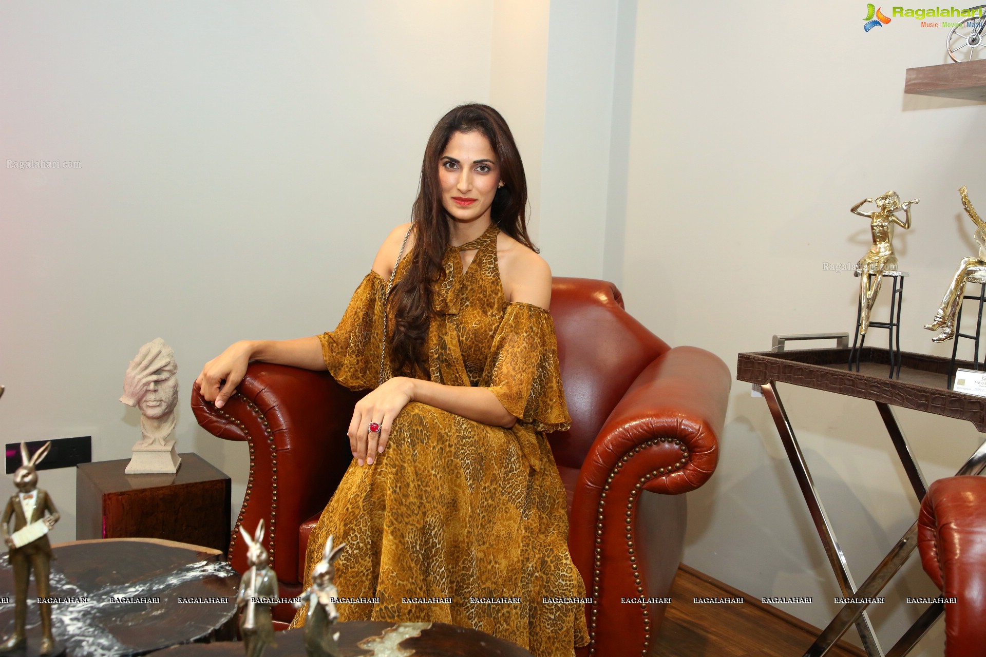 Shilpa Reddy at Meubles, Hyderabad (High Definition Photos)