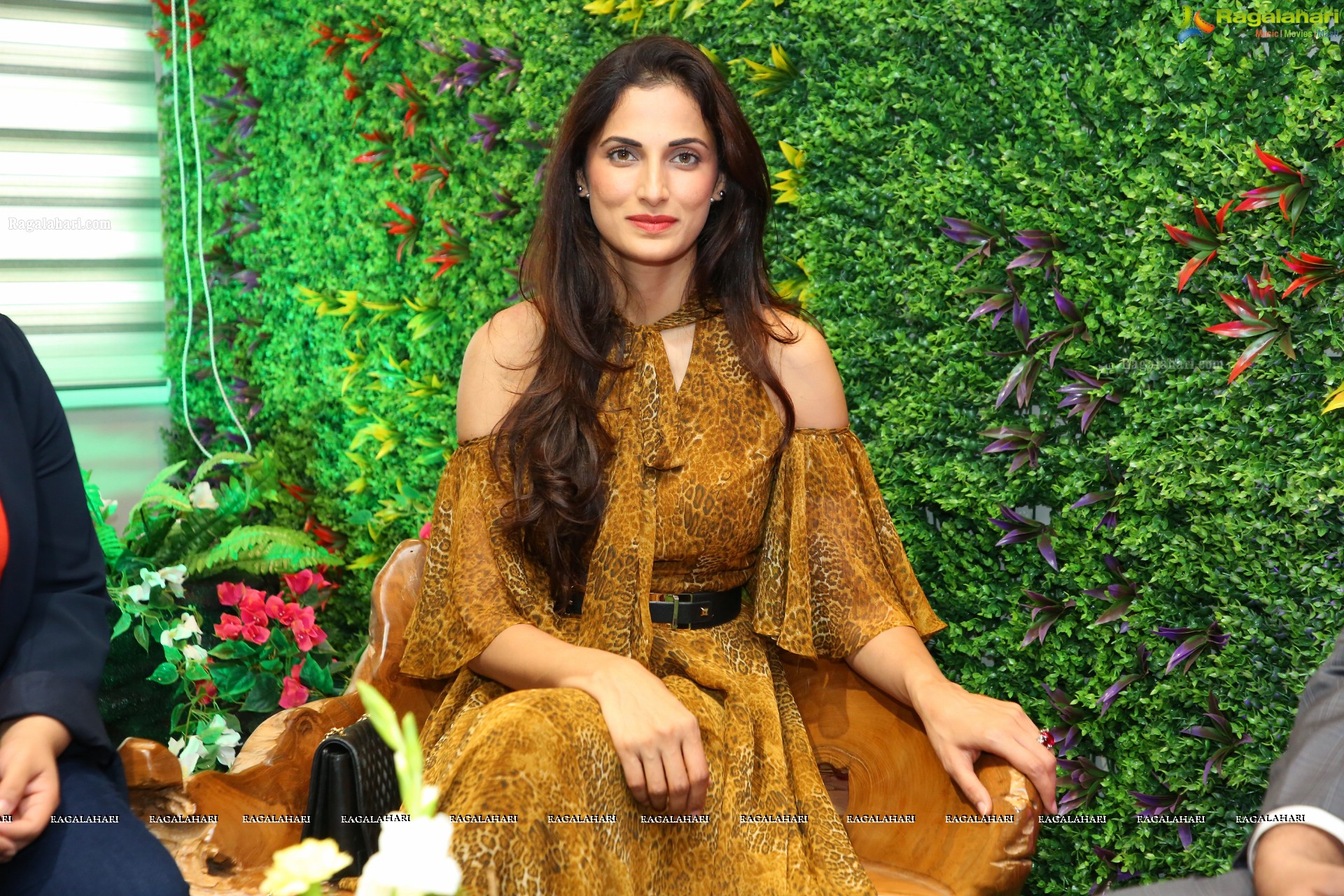 Shilpa Reddy at Meubles, Hyderabad (High Definition Photos)