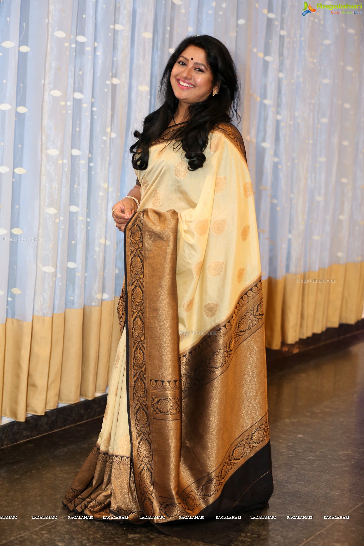 Sana at Maggam Telangana Vastra Show (High Resolution Photos)