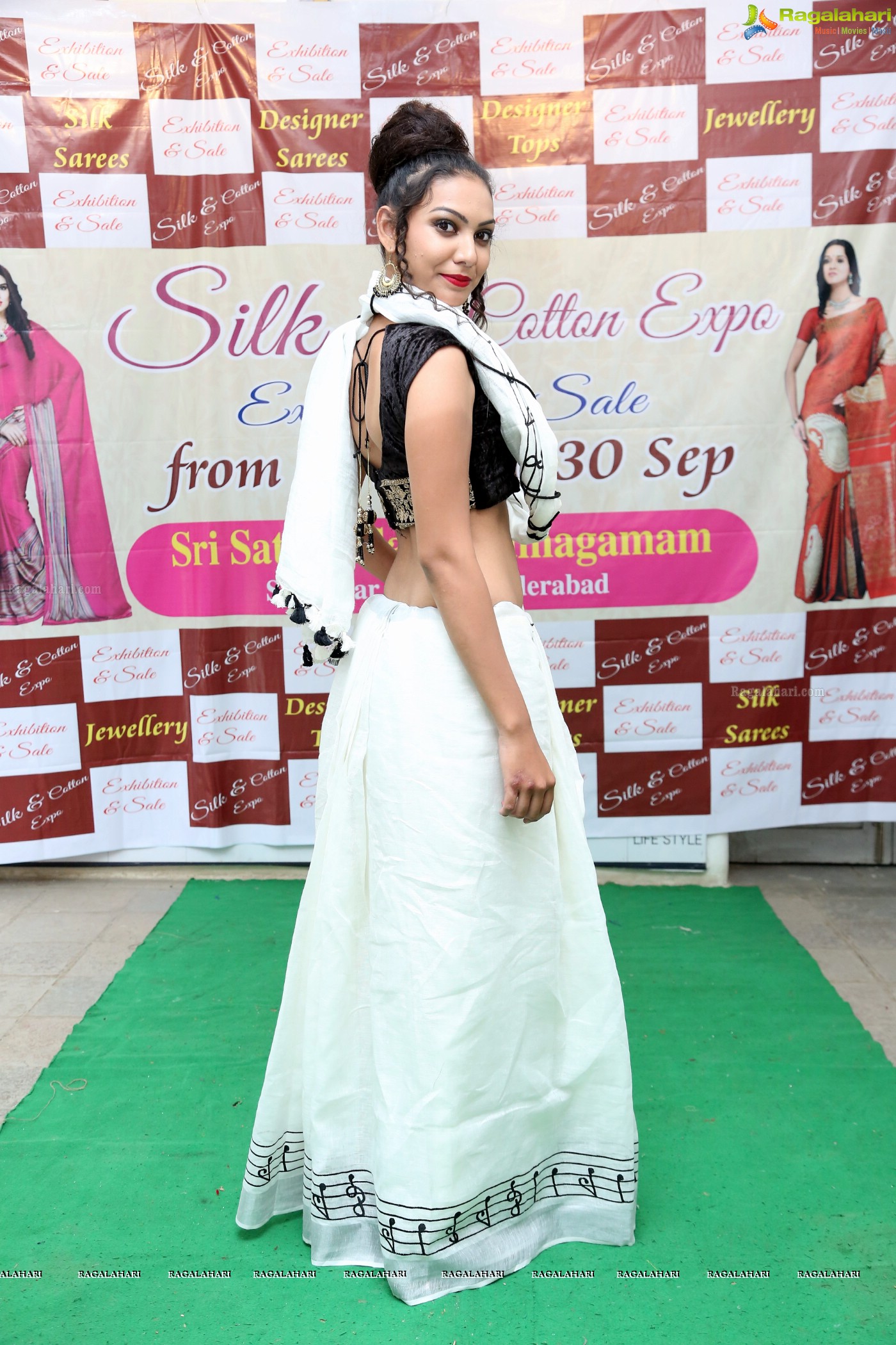 Simran Saniya at Silk and Cotton Expo by Crafts and Weavers Association (High Resolution Photos)