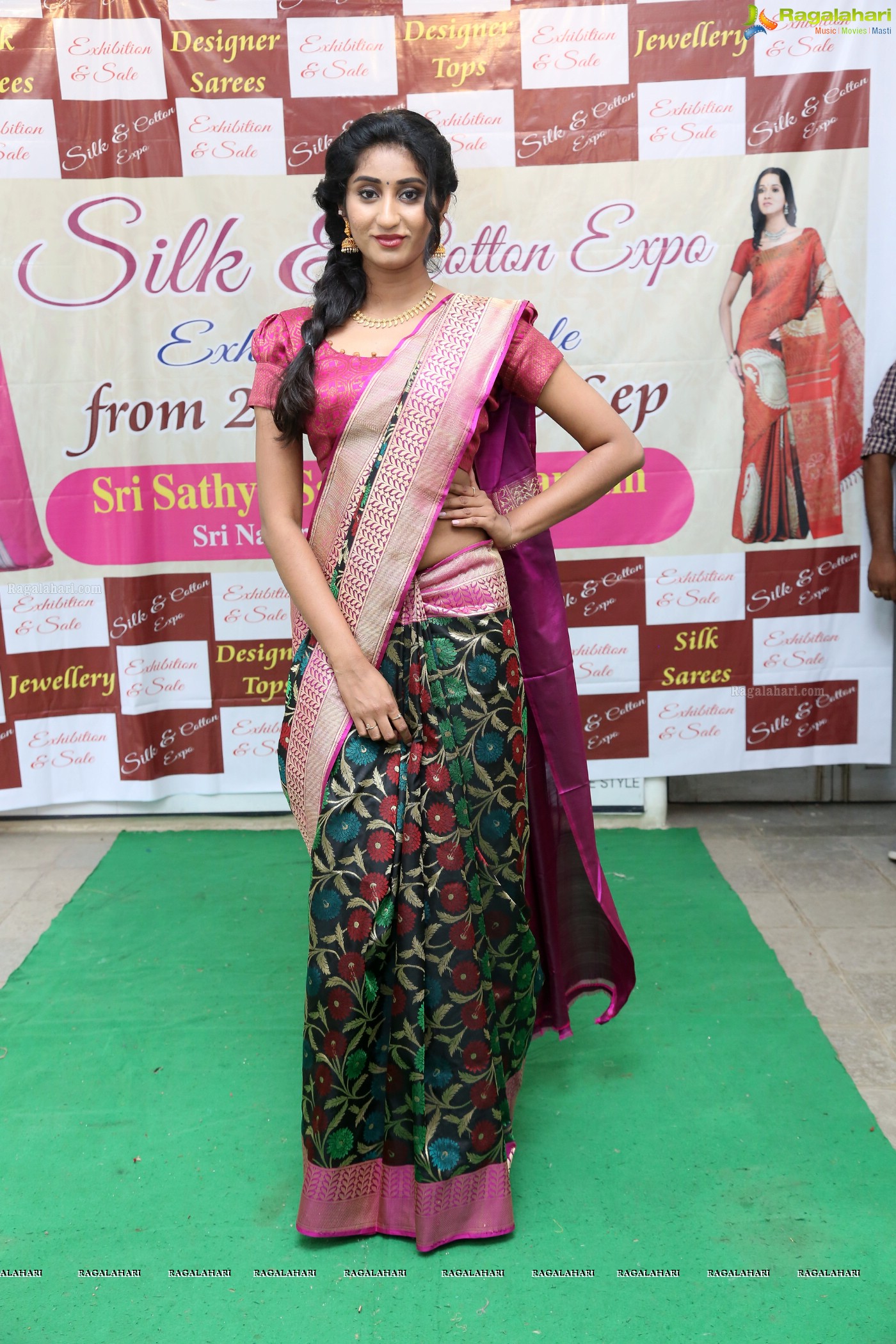 Sravani Yadav at Silk and Cotton Expo by Crafts and Weavers Association (High Resolution Photos)