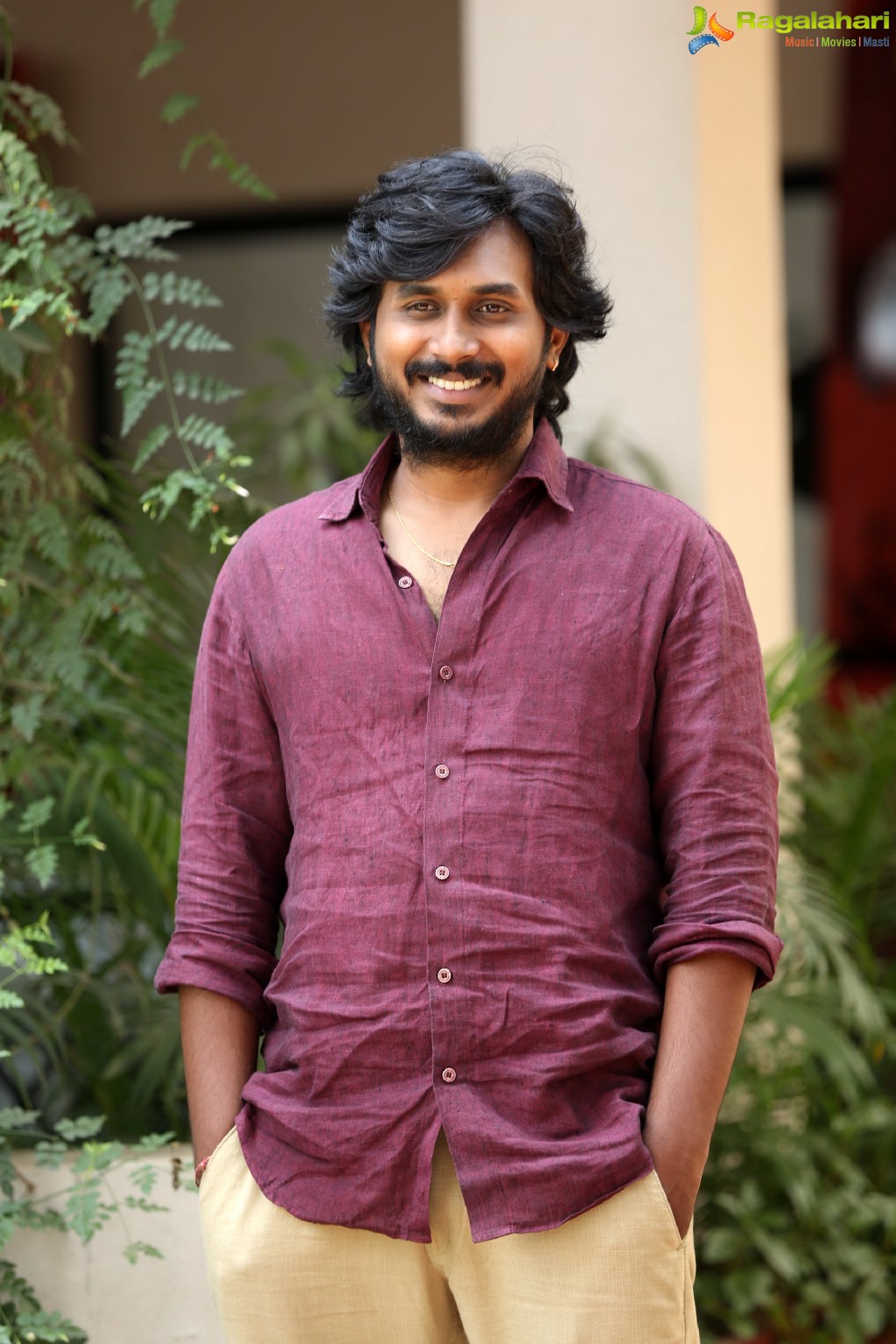 Director Gautham at Desam Lo Dongalu Paddaru Interview