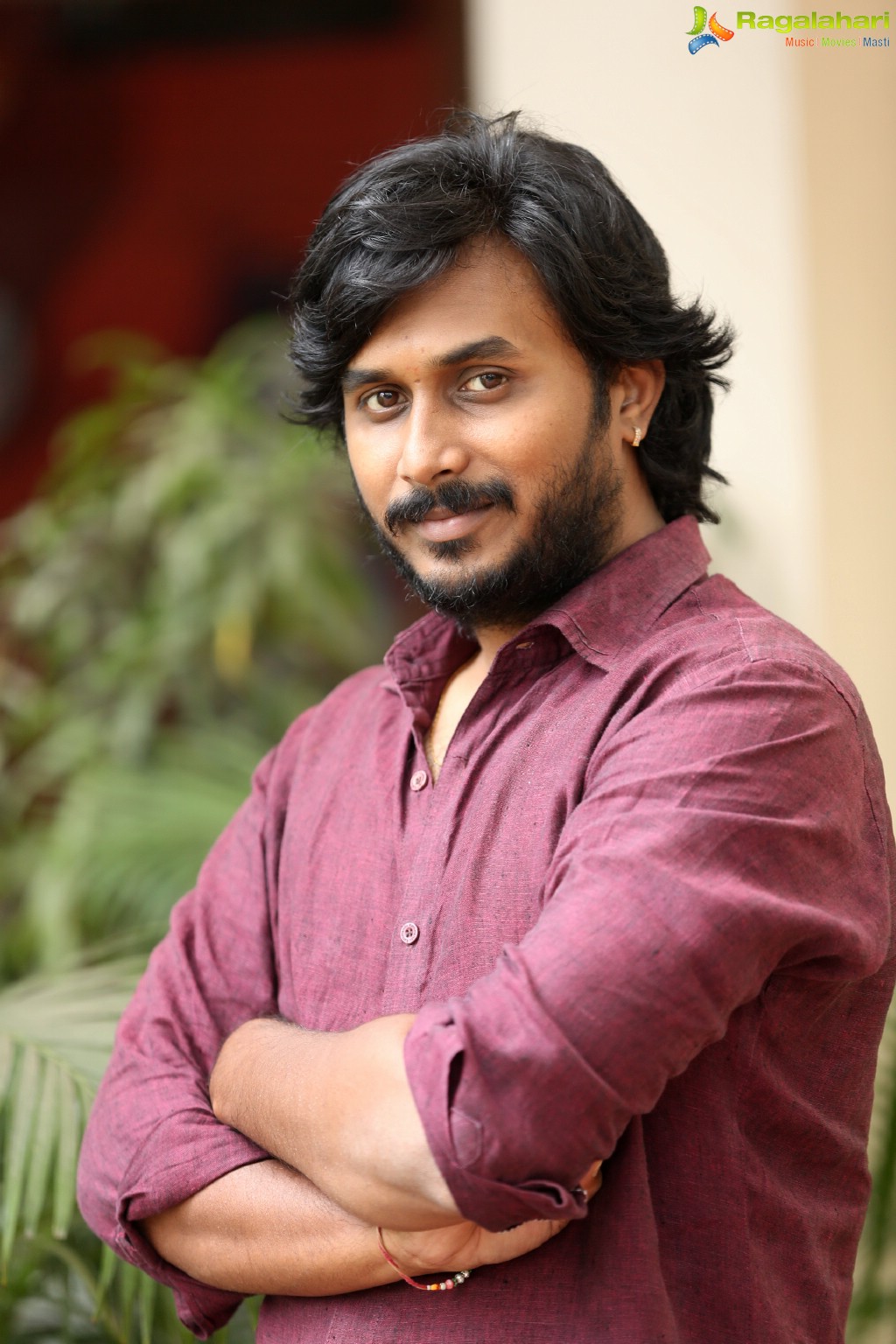 Director Gautham at Desam Lo Dongalu Paddaru Interview