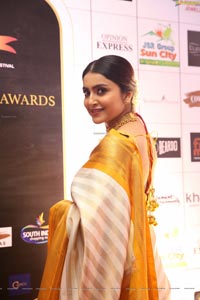 Avantika Mishra at Dadasaheb Phalke Awards