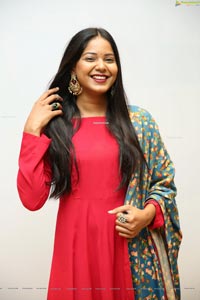 Debbie at Dhaaga Trends