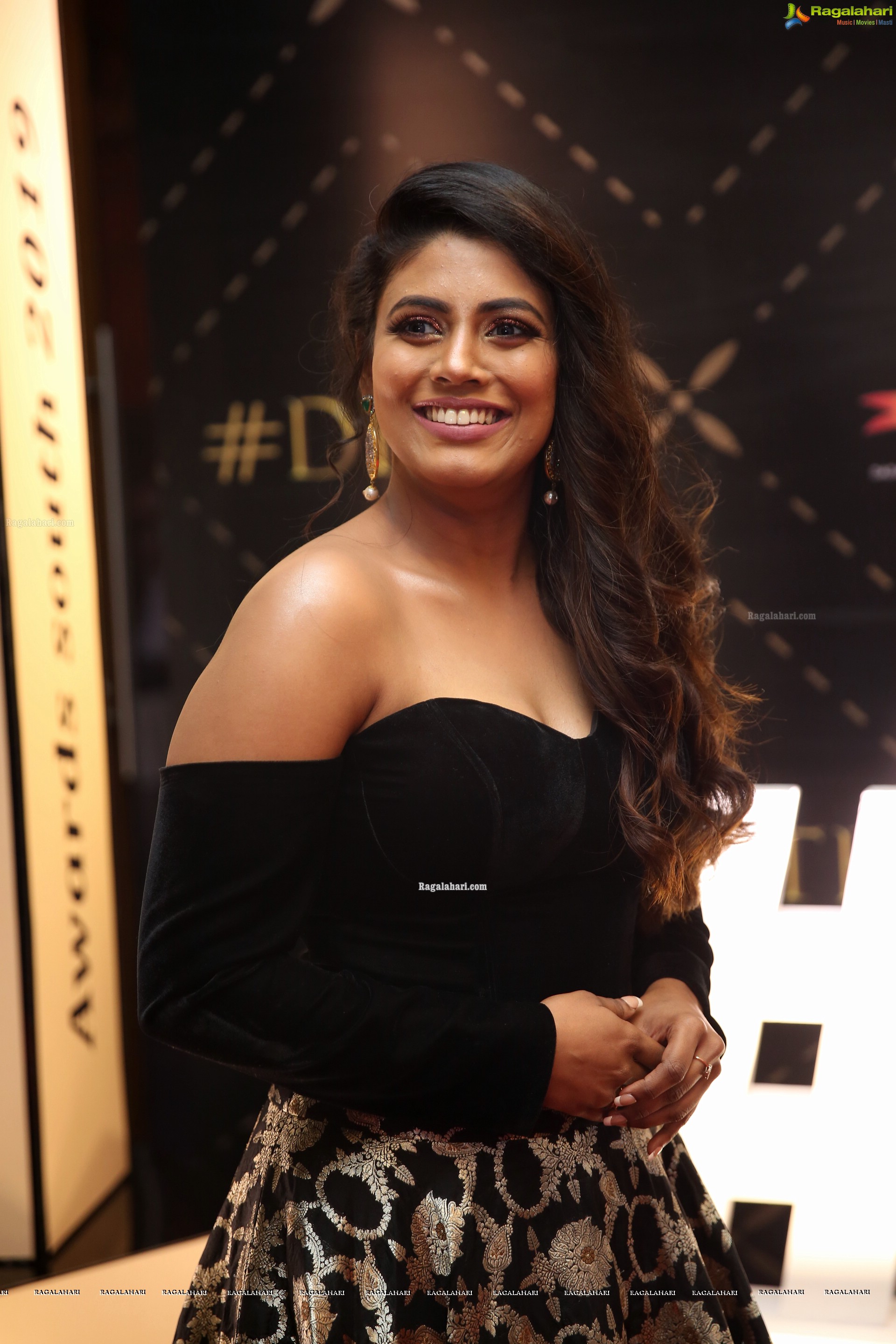 Iniya @ Dadasaheb Phalke Awards South 2019 - HD Gallery