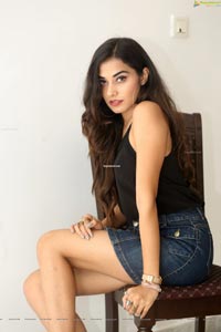 Stefy Patel at Ninnu Thalachi Movie Interview