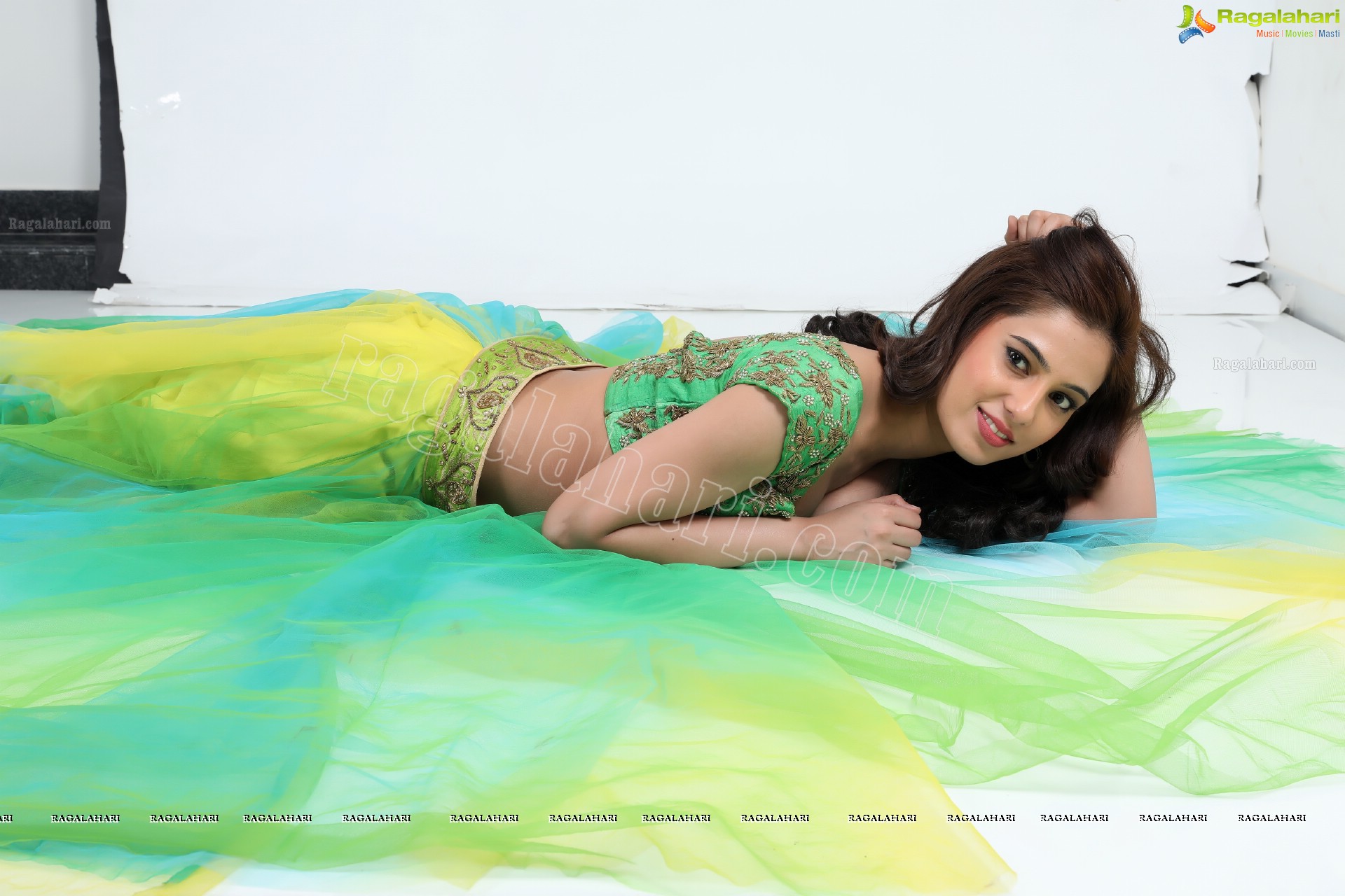 Pooja Desai (Exclusive Photo Shoot) (High Definition Photos)