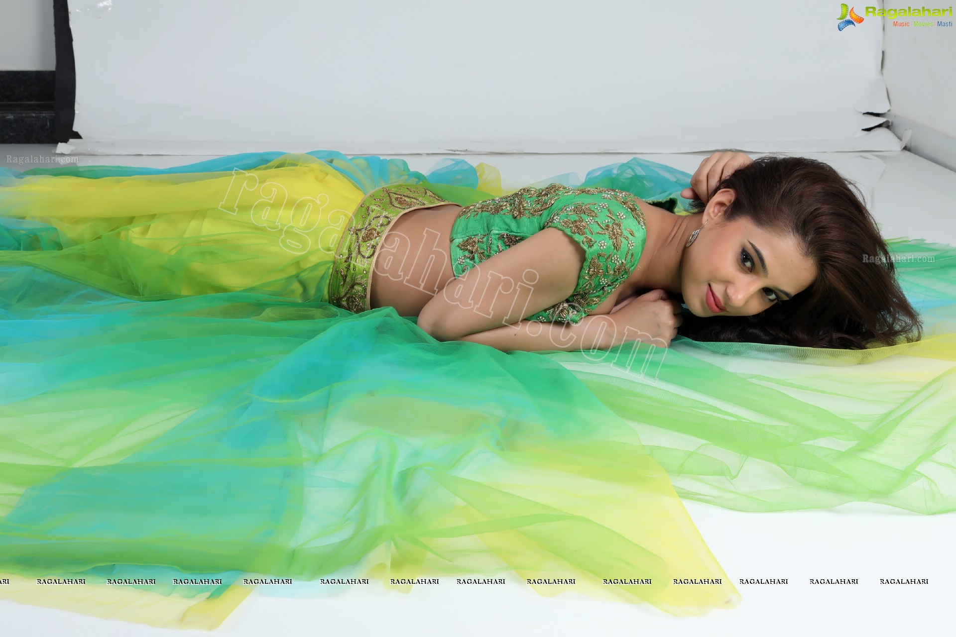 Pooja Desai (Exclusive Photo Shoot) (High Definition Photos)
