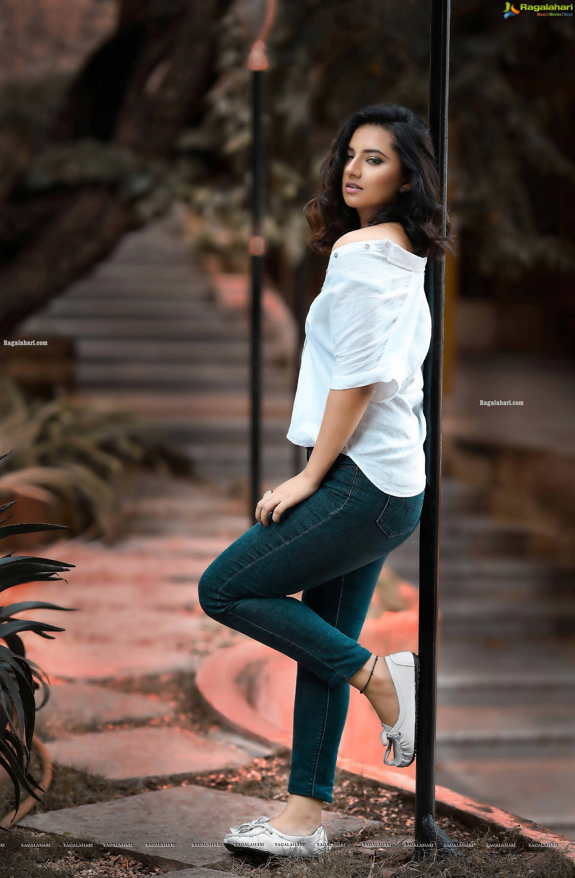 Isha Chawla Latest Photoshoot Images - HD Gallery