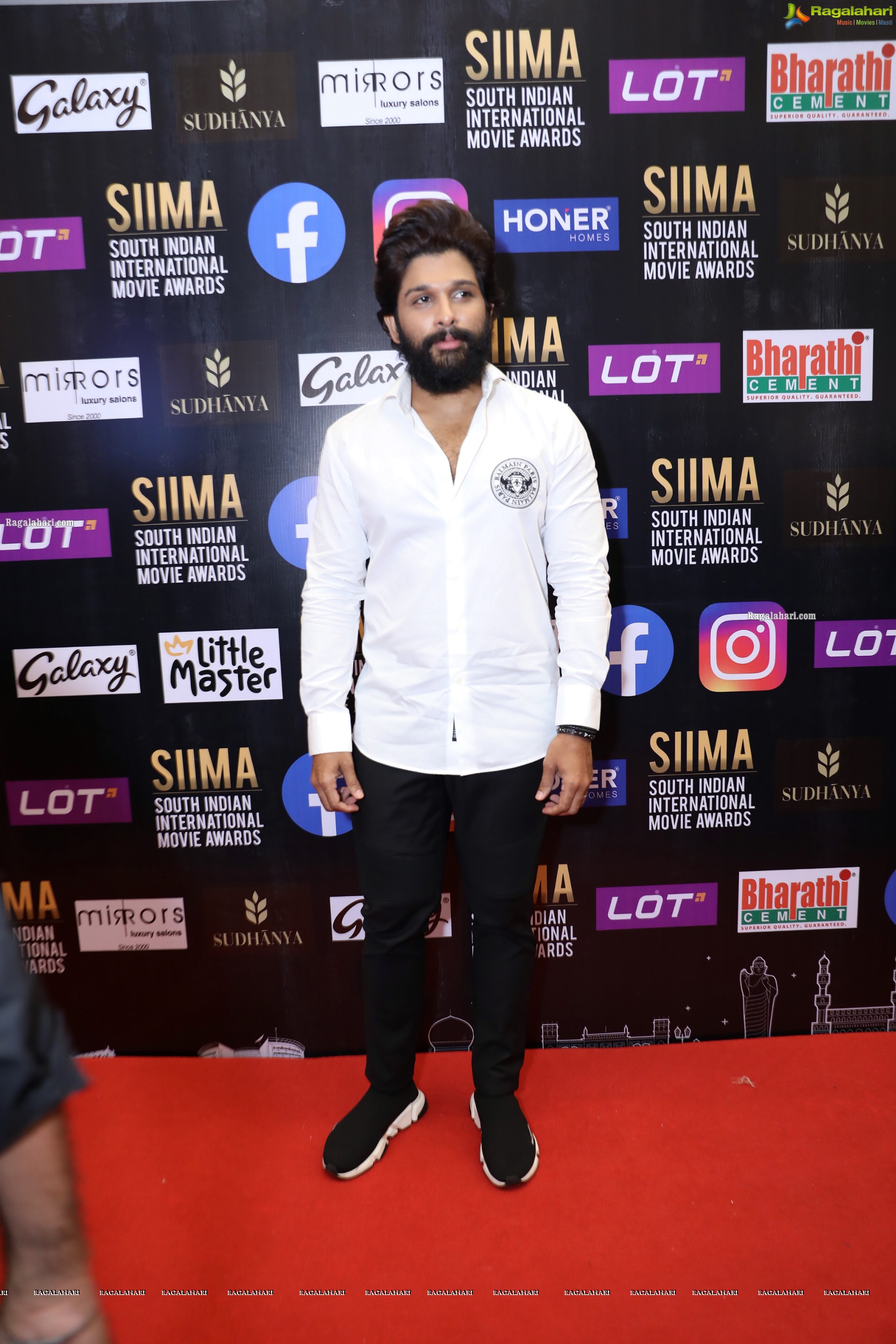 Allu Arjun at SIIMA Awards 2021 Day 2, HD Photo Gallery