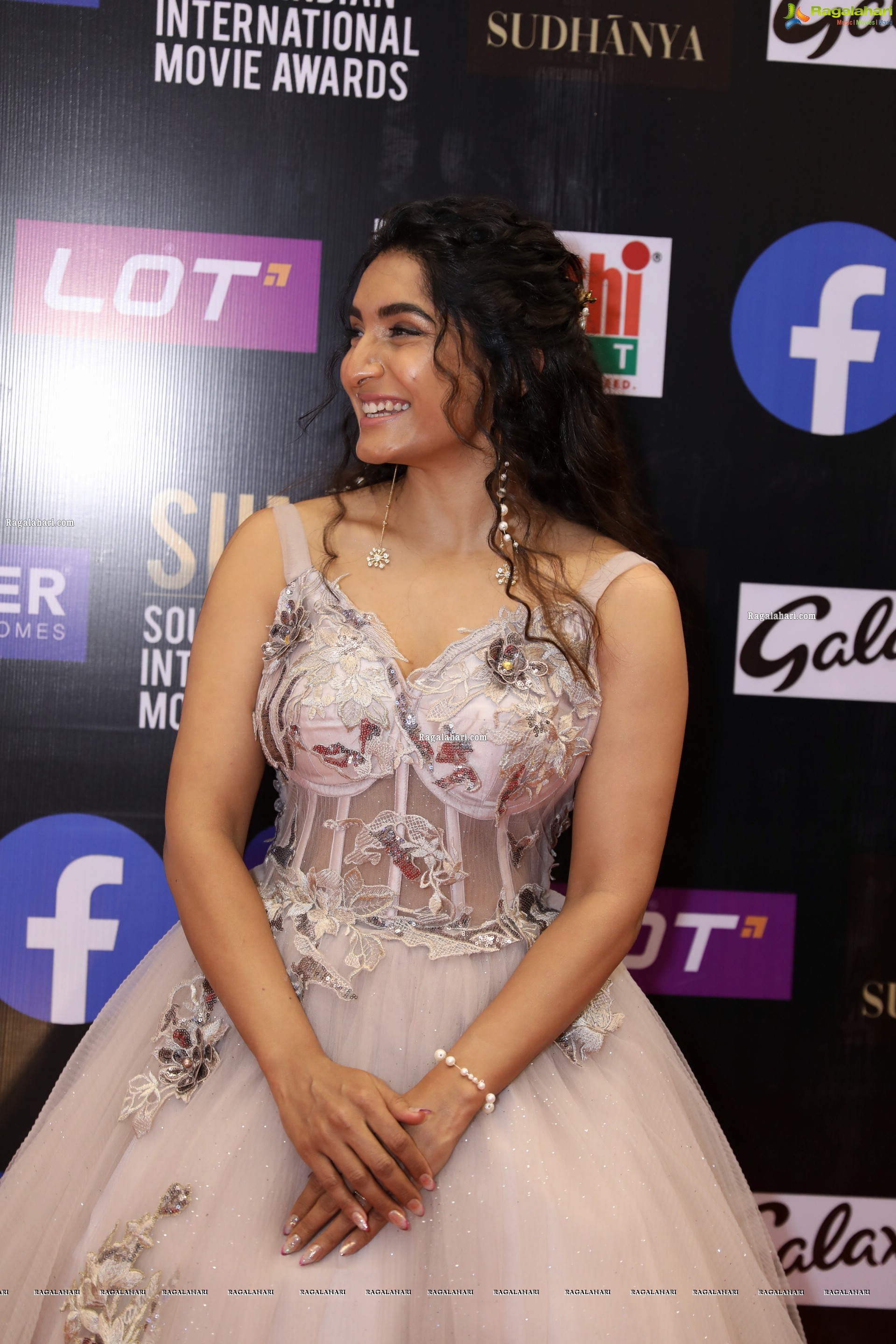 Krishi Thapanda at SIIMA Awards 2021 Day 2, HD Photo Gallery